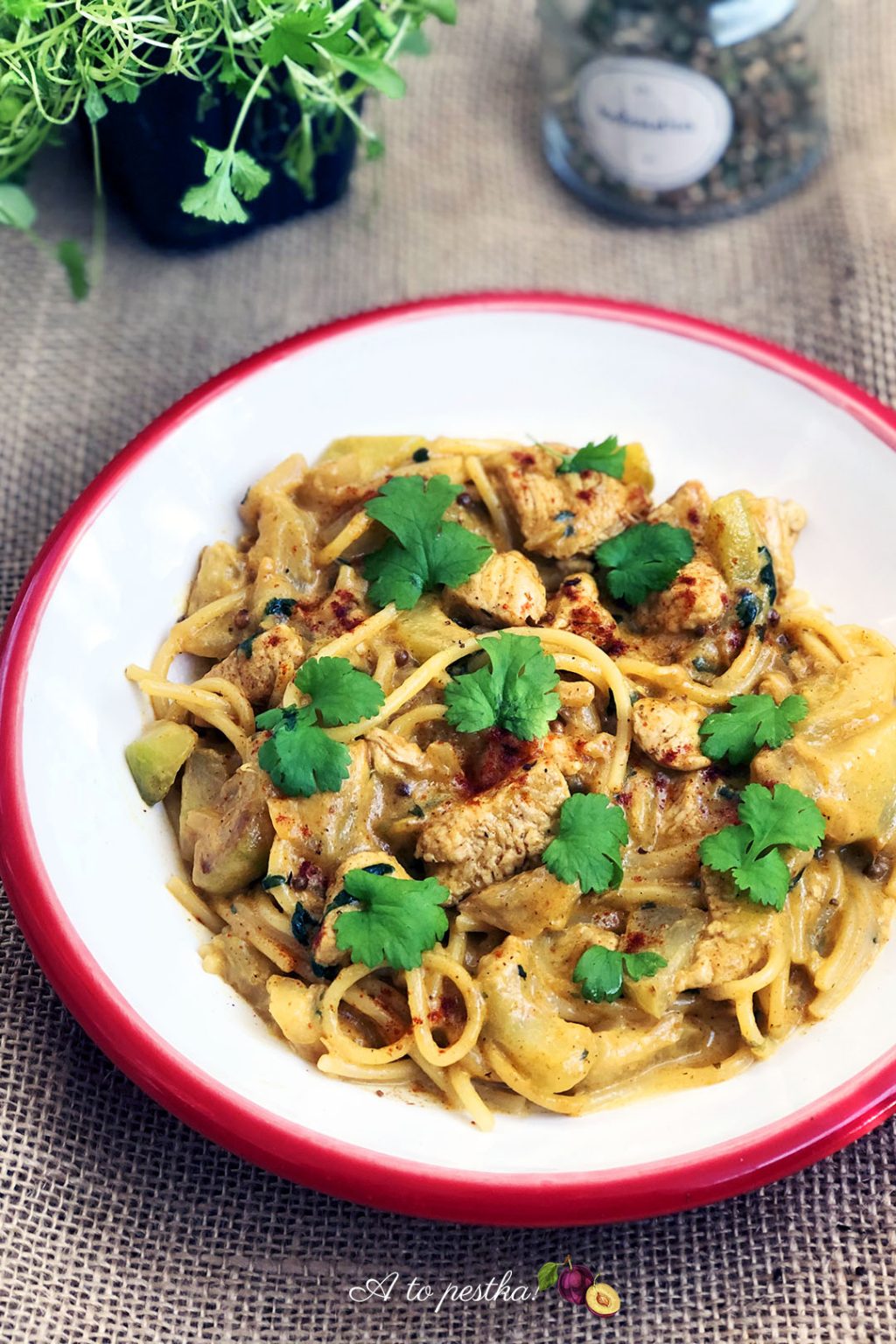 Noodle z kurczakiem i cukinią w sosie curry A to pestka!