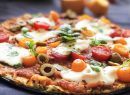 Fit pizza na spodzie z cukinii – zdrowy i szybki obiad, przepis na cukinię